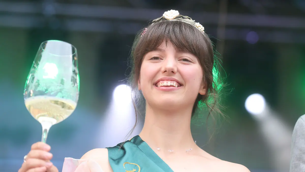 Roksolana Hlynchak steht auf der Bühne als neue Weinprinzessin beim 31. Thüringer Weinfest. 