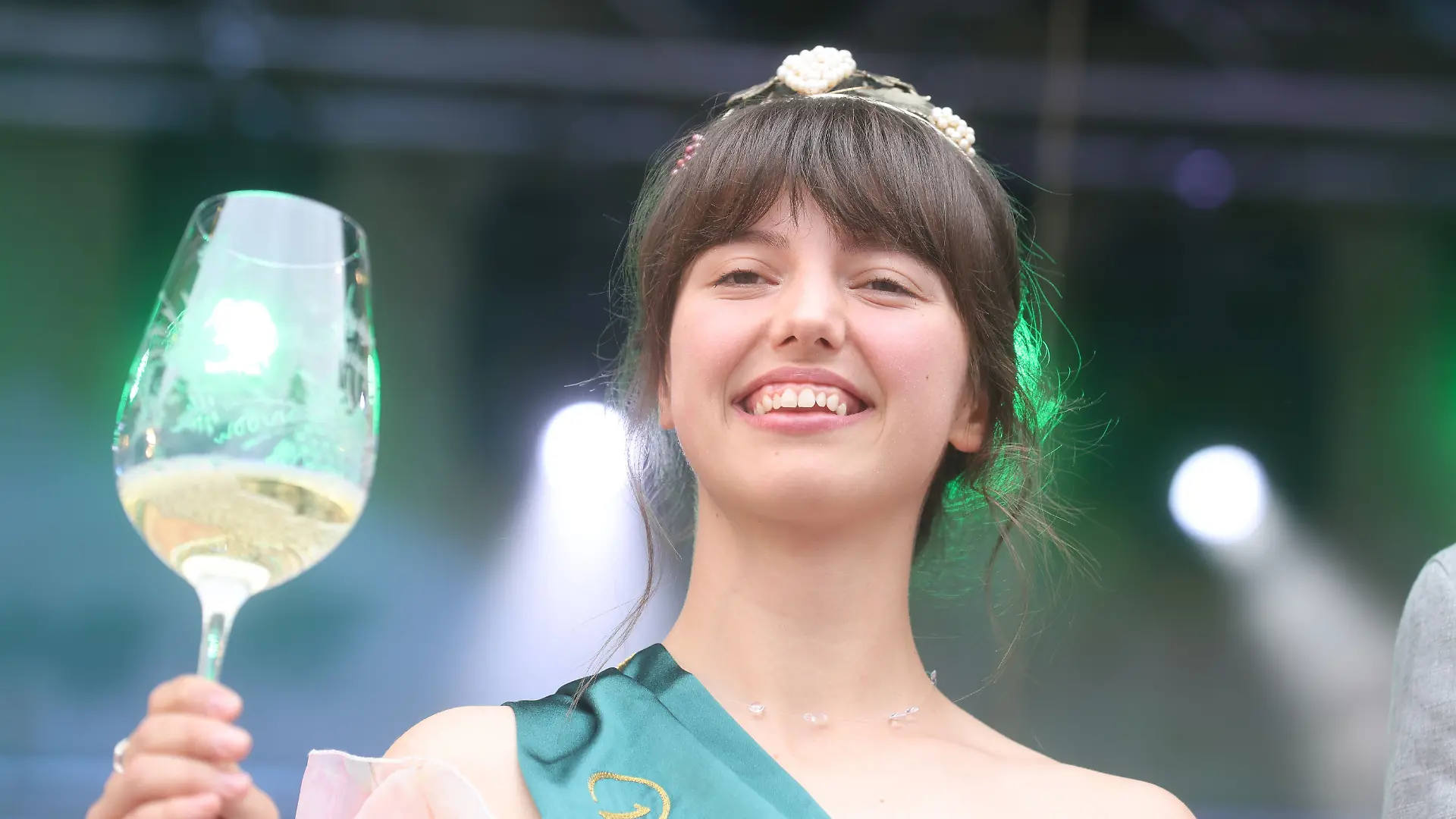 Roksolana Hlynchak steht auf der Bühne als neue Weinprinzessin beim 31. Thüringer Weinfest.