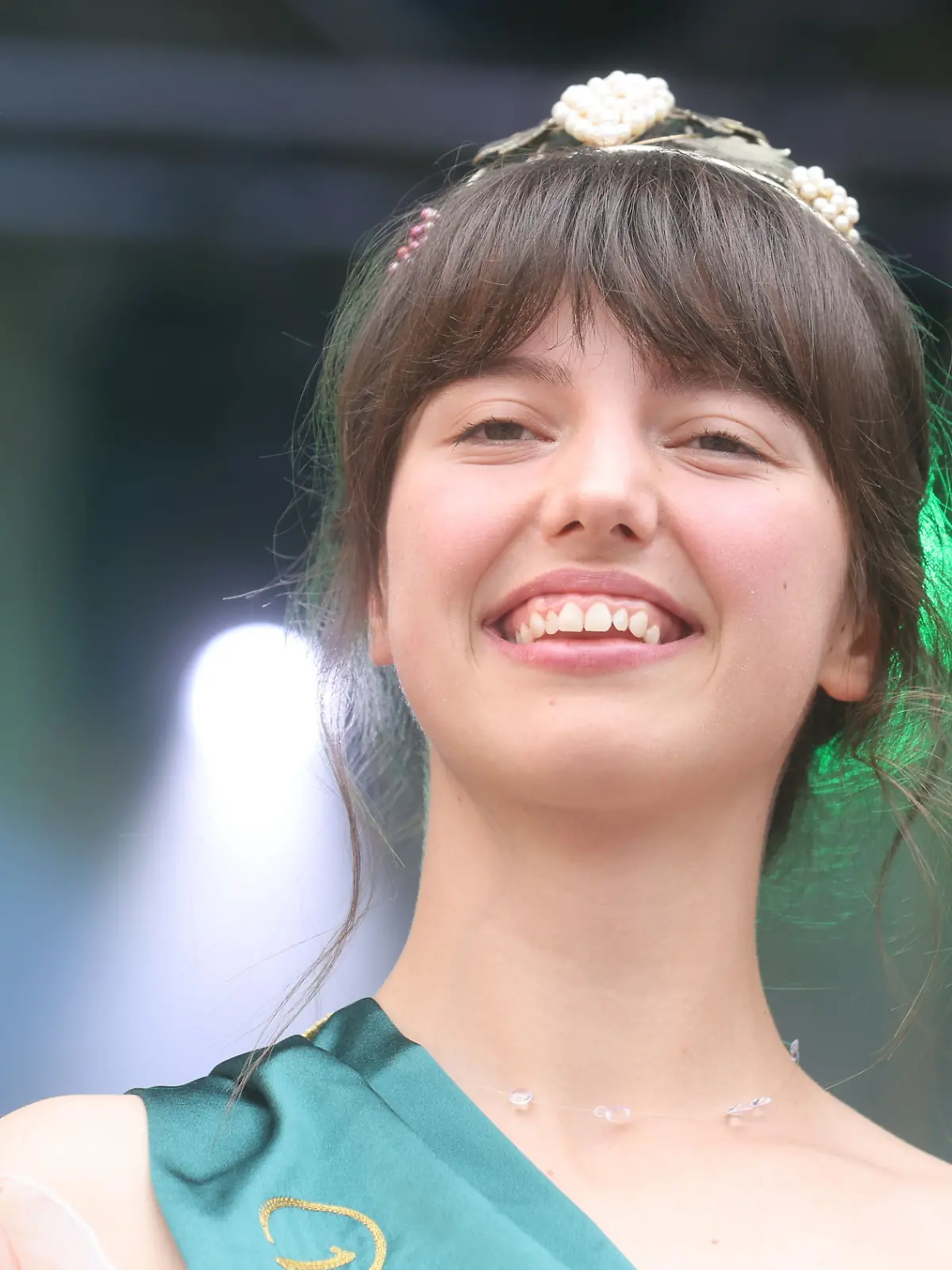 Roksolana Hlynchak steht auf der Bühne als neue Weinprinzessin beim 31. Thüringer Weinfest. 