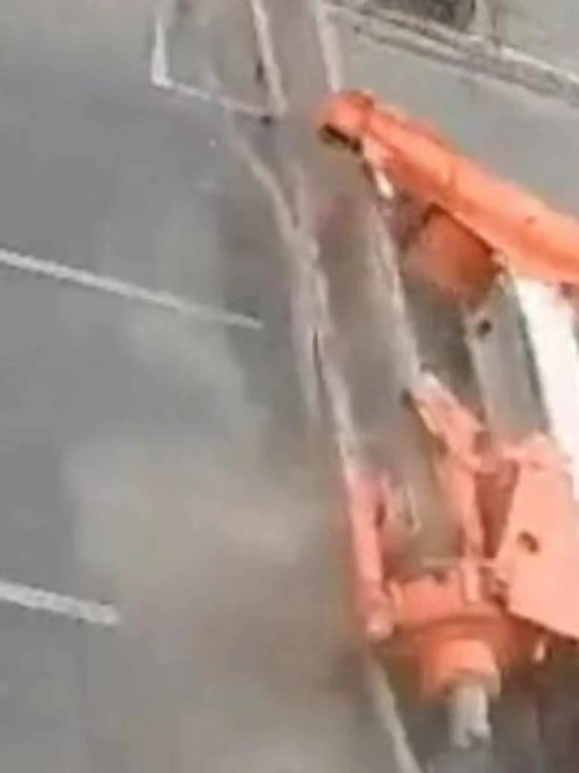 Bild zu: "XXL-Bohrmaschine stürzt auf Straße –Fußgänger können sich gerade noch retten"