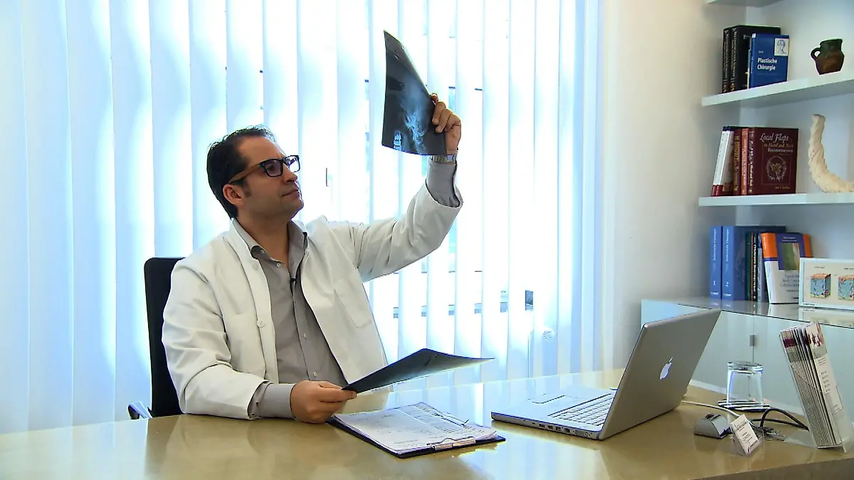 Dr. med. Mehmet Akbas betreibt in Düsseldorf eine Praxis für ästhetisch-plastische Chirurgie und ist Inhaber der Arteo Privatklinik.