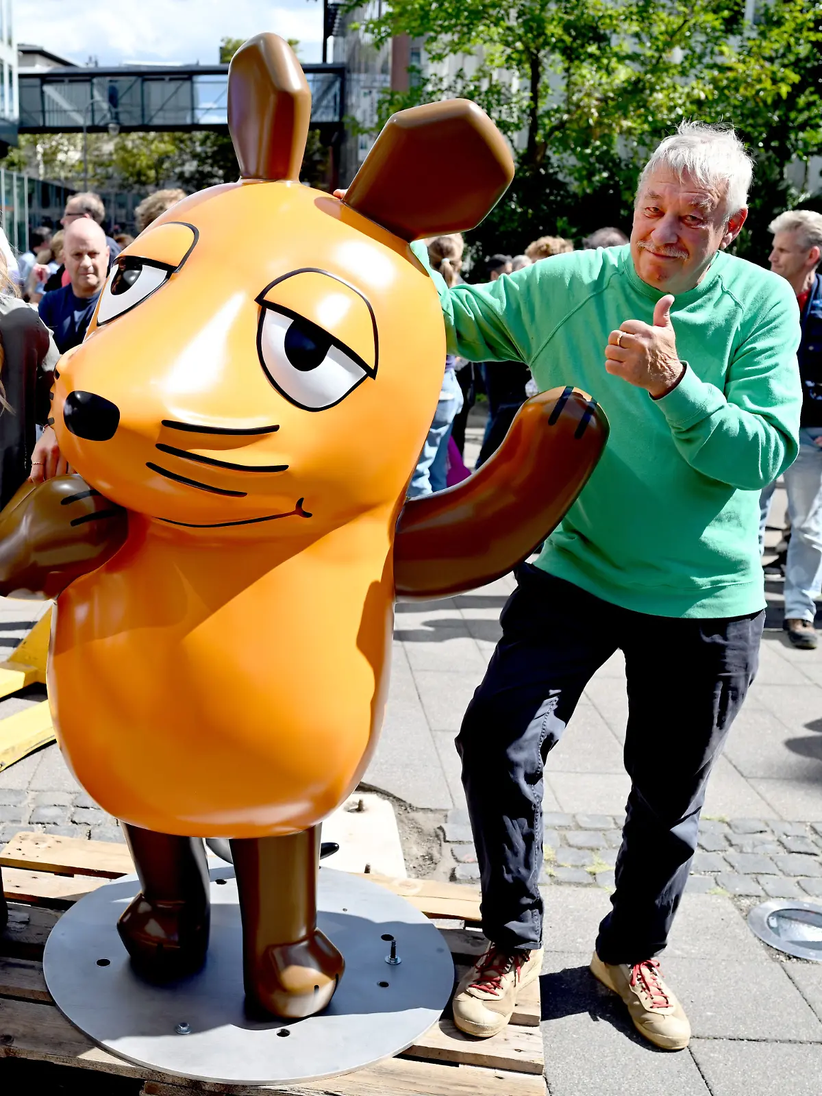 Reparierte Maus-Figur wird wieder aufgestellt