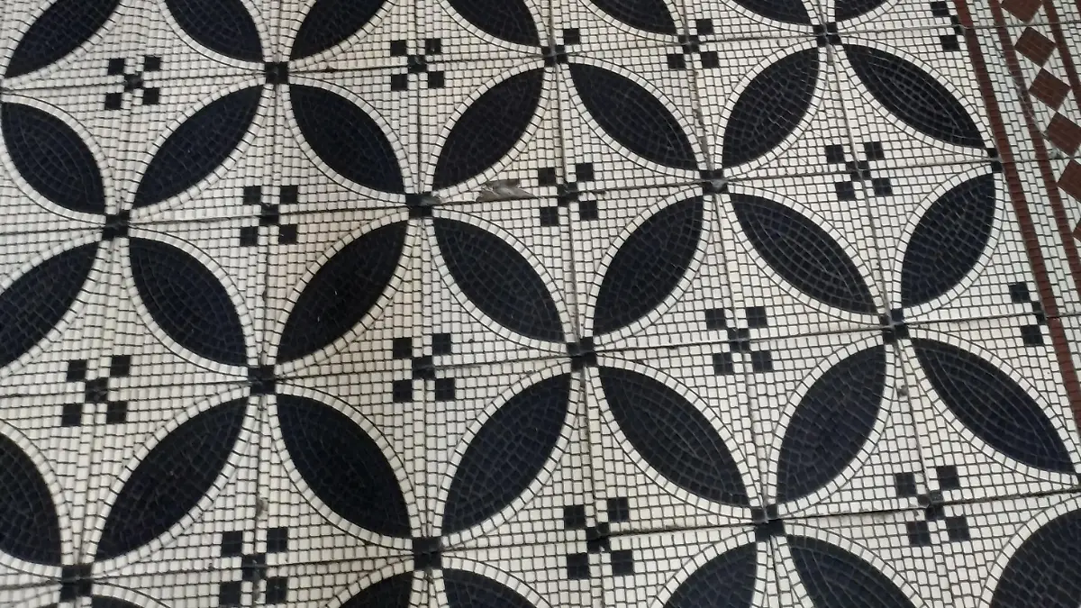 Suchbild aus dem Leben: Wie schnell findet ihr den Fehler im Fliesenboden?