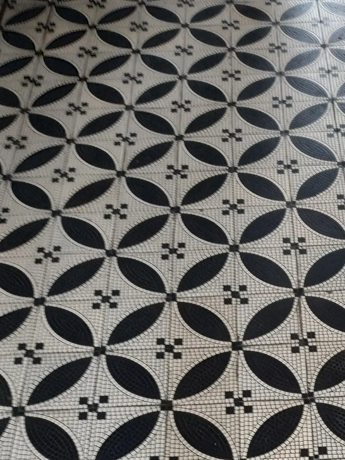 Suchbild aus dem Leben: Wie schnell findet ihr den Fehler im Fliesenboden?