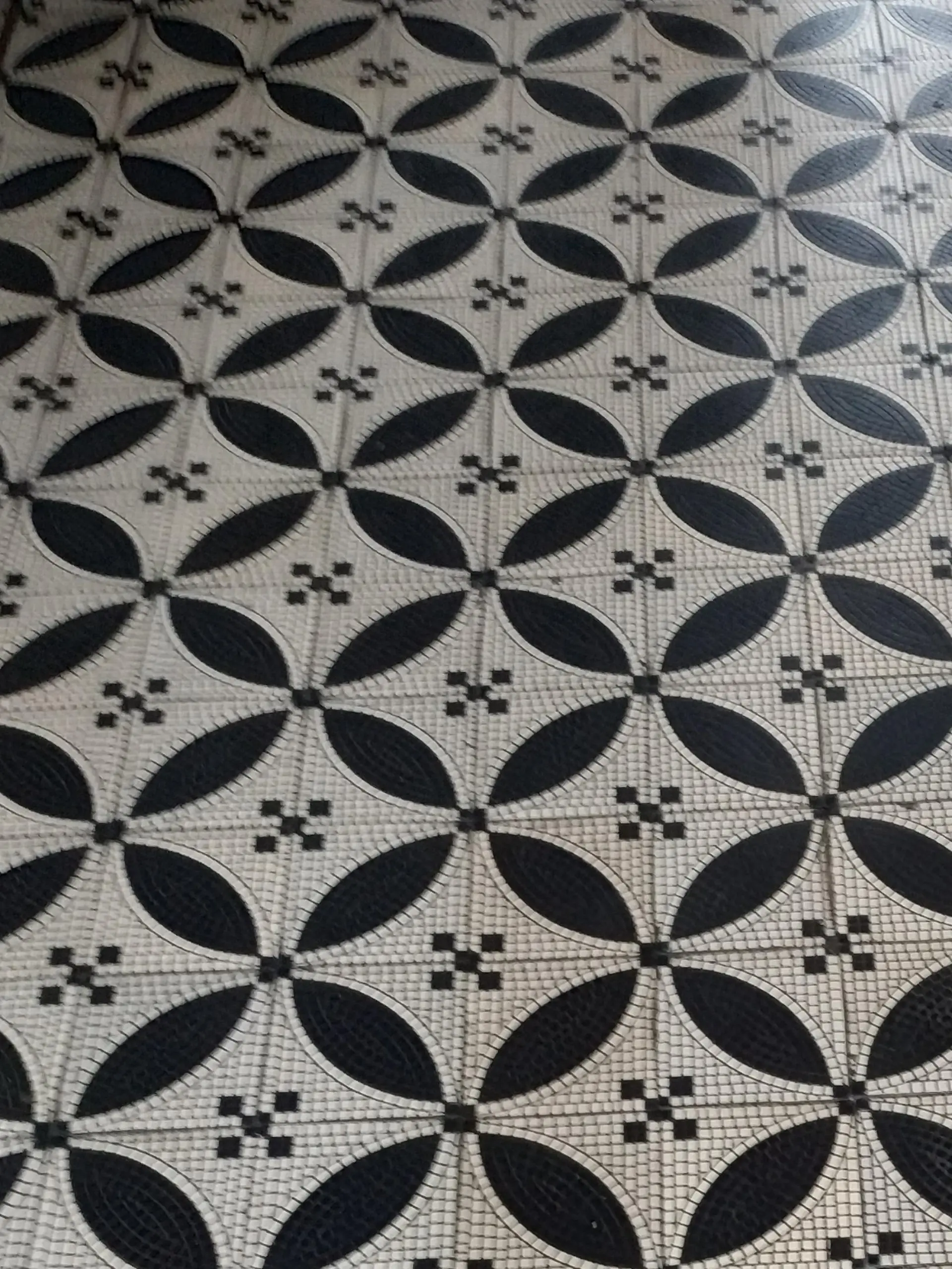 Suchbild aus dem Leben: Wie schnell findet ihr den Fehler im Fliesenboden?