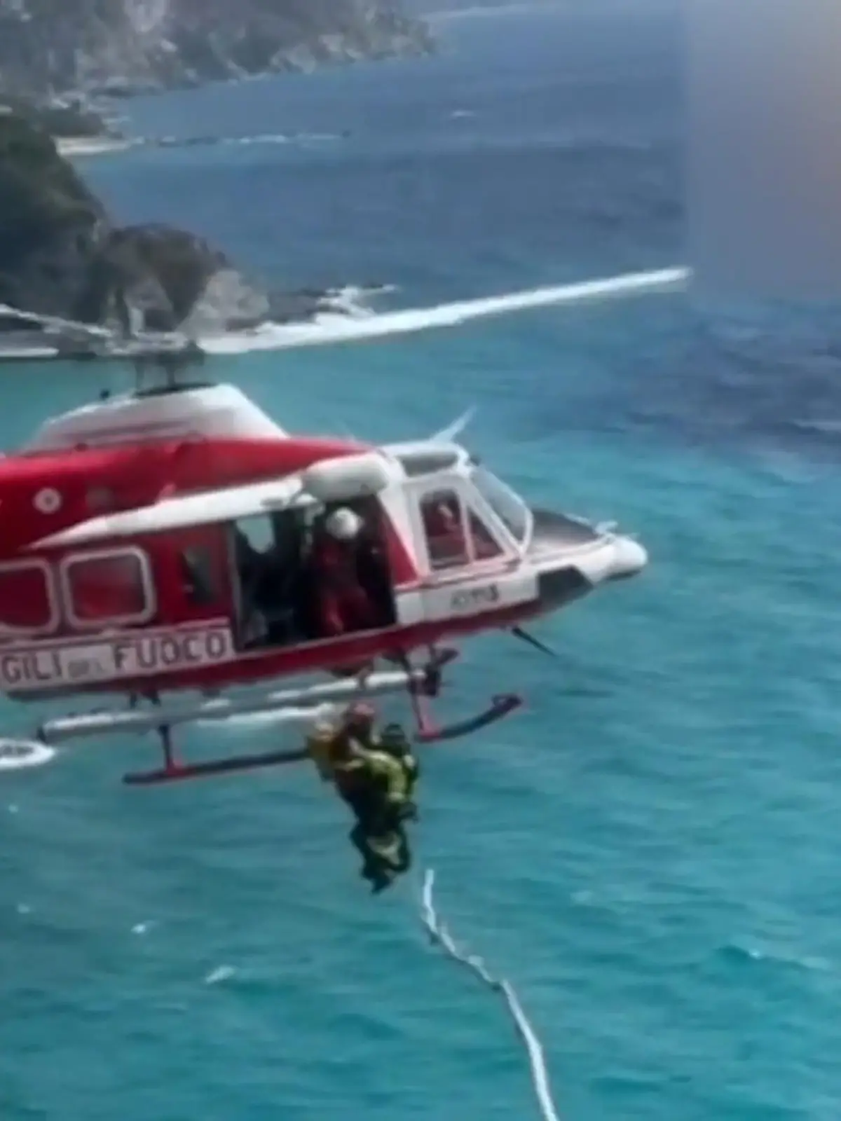 Bild zu: "Heli-Einsatz statt Traumaussicht – Touris stecken auf Klippe fest!"