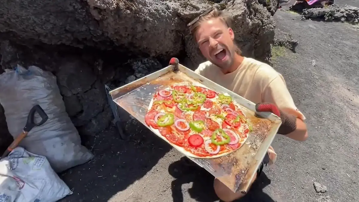 Eine Margherita mit Lava, bitte! Paar backt Pizza in aktivem Vulkan Das ruiniert jeden Restaurantbesuch