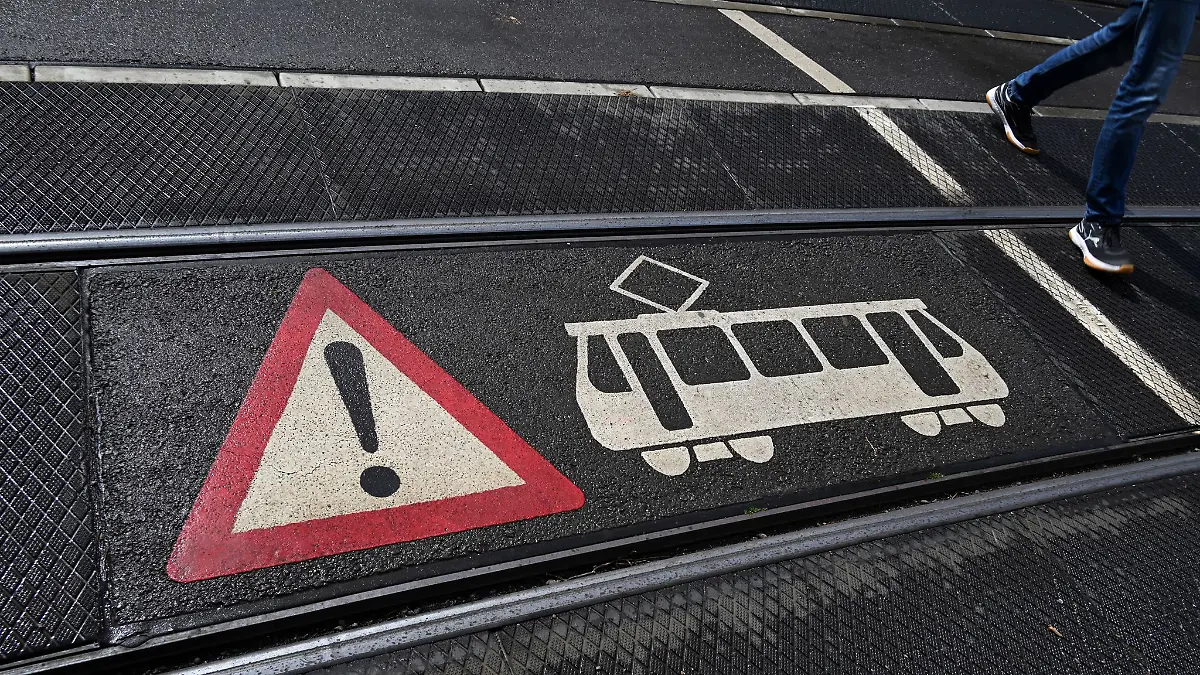 In Schwerin kollidierte ein Pkw mit einer Straßenbahn. (Illustration)