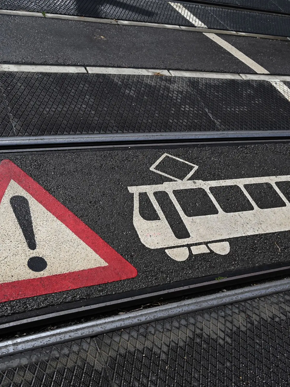 Bild zu: "Fußgänger von Stadtbahn erfasst – tot!"