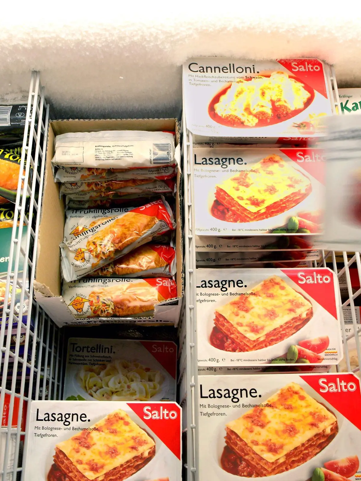 Tiefkühlkost wird am Montag (10.10.2005) in einem Supermarkt in Köln von einer Mitarbeiterin sortiert. Das Deutsche Tiefkühlinstitut gibt am Montag auf der Anuga eine Pressekonferenz. Foto: Rolf Vennenbernd dpa/lnw +++(c) dpa - Bildfunk+++
