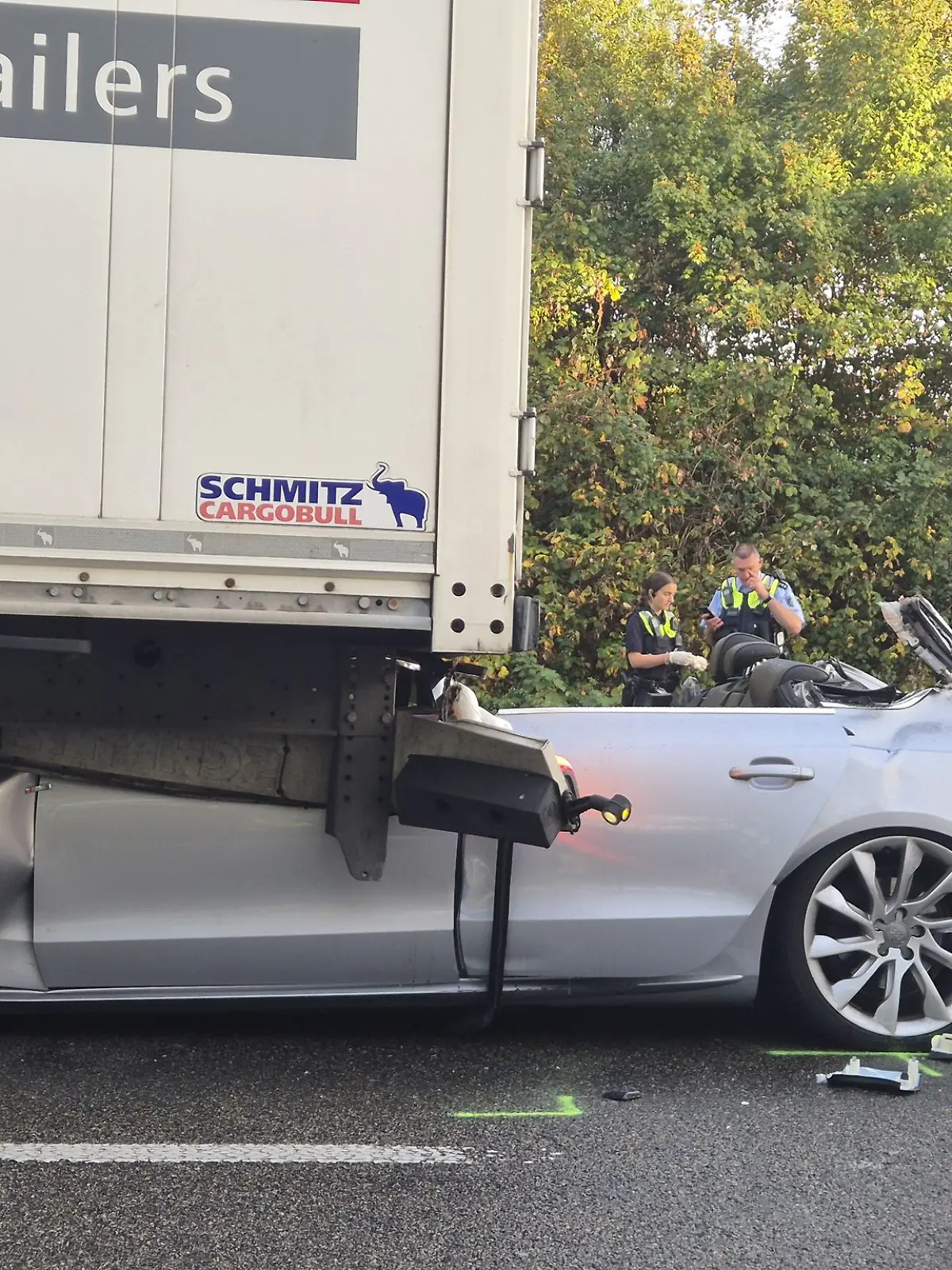 Bild zu: "Auto rutscht an Stauende unter Lkw – Fahrer stirbt
"