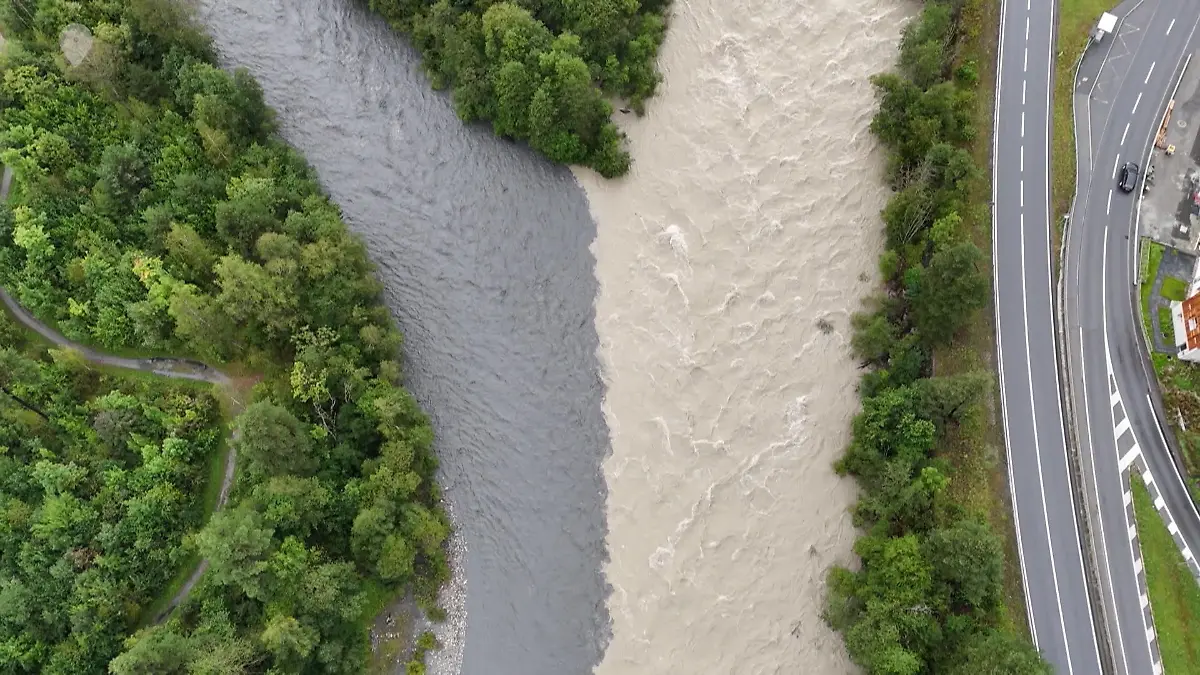 Seltenes Naturphänomen! Rhein fließt plötzlich zweifarbig Drohnenaufnahmen zeigen besonderes Schauspiel