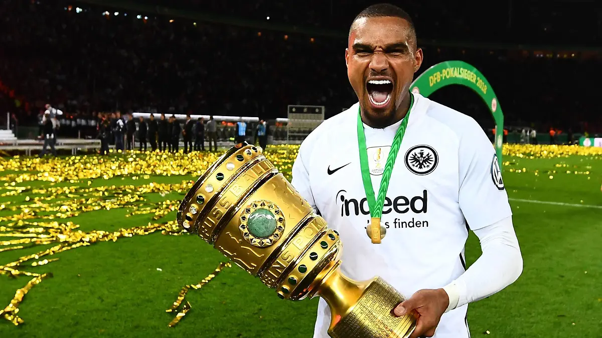 Fußball, DFB-Pokalfinale 2017/2018, FC Bayern München - Eintracht Frankfurt 19.05.2018, xjhx, DFB Pokalfinale Herren, Eintracht Frankfurt - FC Bayern Muenchen, emspor v.l. Kevin-Prince Boateng Eintracht Frankfurt mit dem DFB Pokal Berlin *** 19 05 2018 xjhx DFB Cup Final Men Eintracht Frankfurt Bayern Munich Muenchen emspor v Kevin Prince Boateng Eintracht Frankfurt with the DFB Pokal Berlin