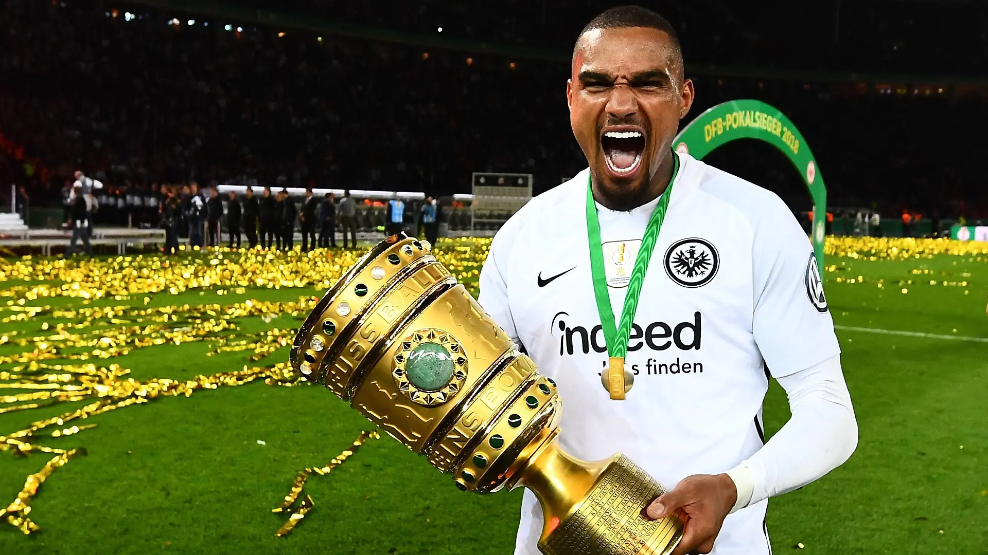 Fußball, DFB-Pokalfinale 2017/2018, FC Bayern München - Eintracht Frankfurt 19.05.2018, xjhx, DFB Pokalfinale Herren, Eintracht Frankfurt - FC Bayern Muenchen, emspor v.l. Kevin-Prince Boateng Eintracht Frankfurt mit dem DFB Pokal Berlin *** 19 05 2018 xjhx DFB Cup Final Men Eintracht Frankfurt Bayern Munich Muenchen emspor v Kevin Prince Boateng Eintracht Frankfurt with the DFB Pokal Berlin
