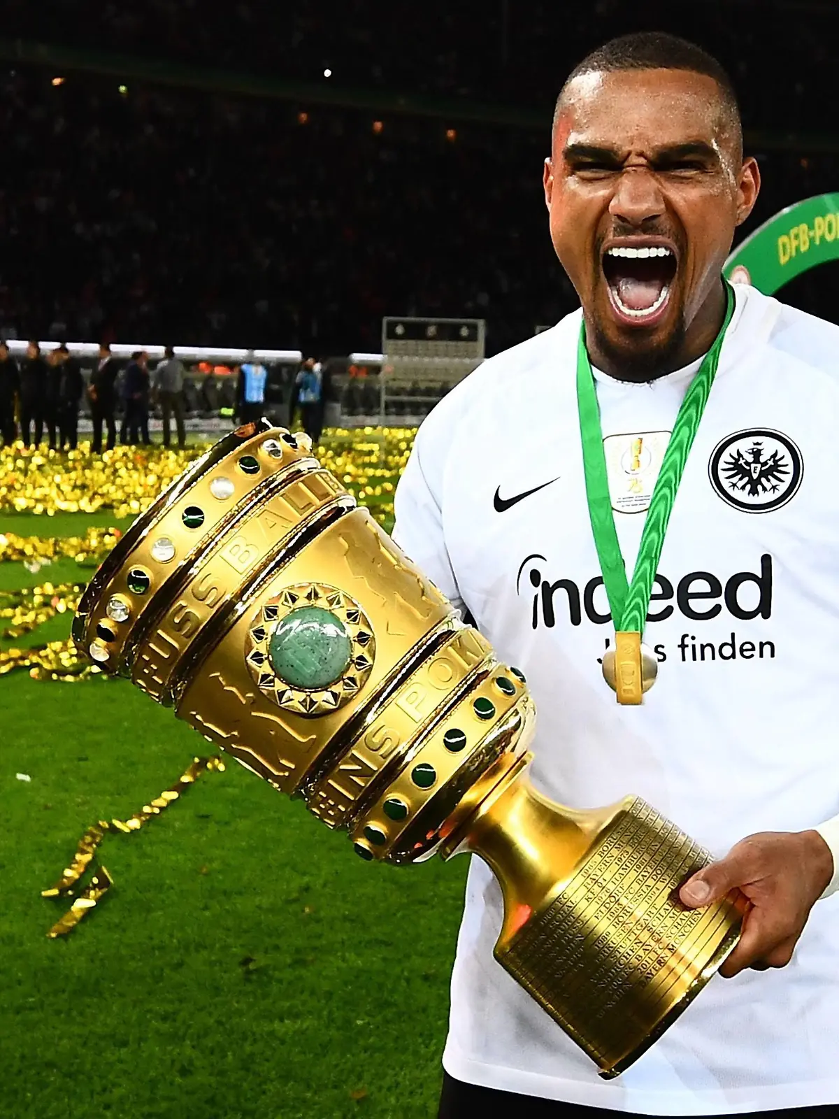 Fußball, DFB-Pokalfinale 2017/2018, FC Bayern München - Eintracht Frankfurt 19.05.2018, xjhx, DFB Pokalfinale Herren, Eintracht Frankfurt - FC Bayern Muenchen, emspor v.l. Kevin-Prince Boateng Eintracht Frankfurt mit dem DFB Pokal Berlin *** 19 05 2018 xjhx DFB Cup Final Men Eintracht Frankfurt Bayern Munich Muenchen emspor v Kevin Prince Boateng Eintracht Frankfurt with the DFB Pokal Berlin