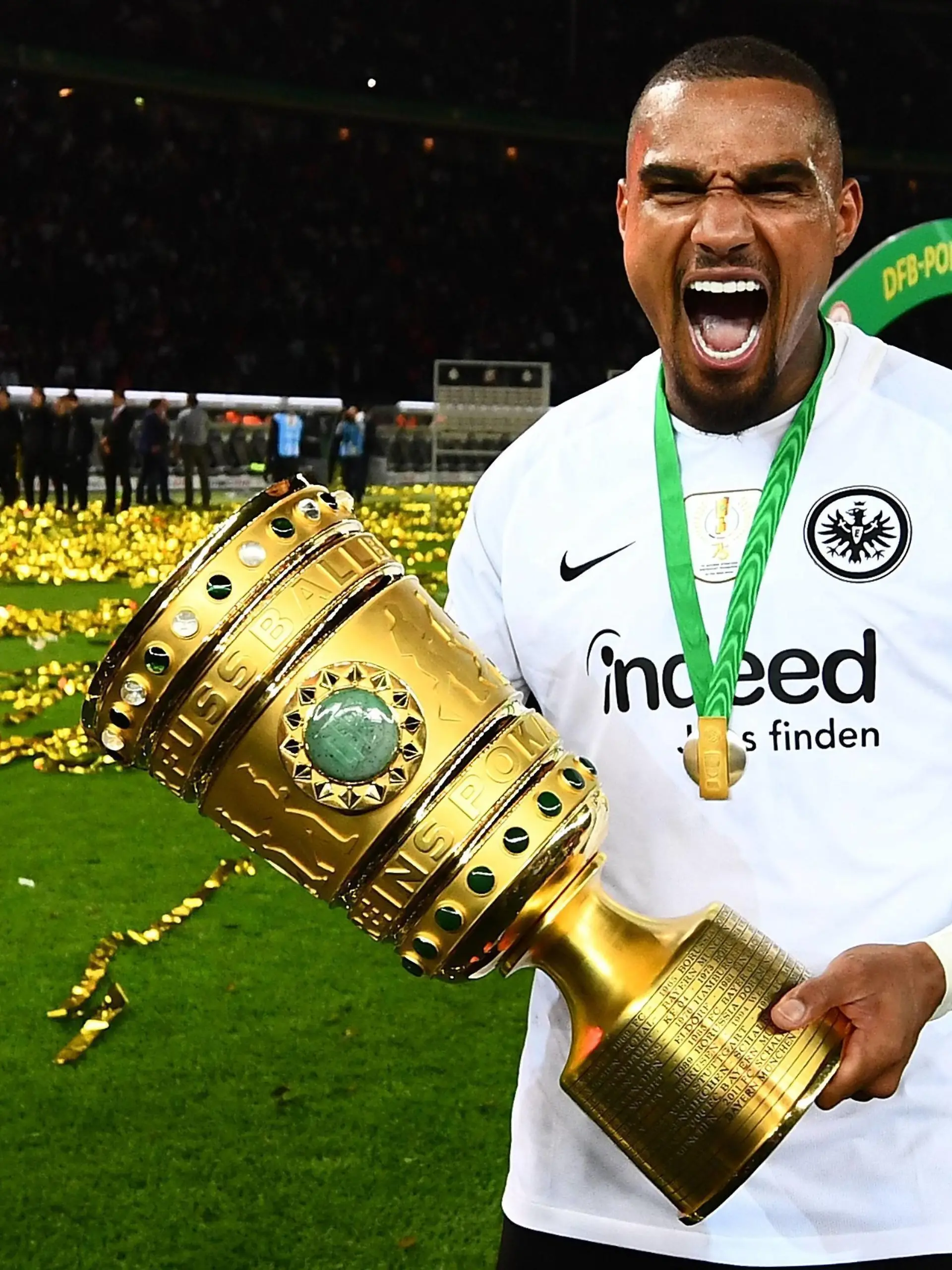 Fußball, DFB-Pokalfinale 2017/2018, FC Bayern München - Eintracht Frankfurt 19.05.2018, xjhx, DFB Pokalfinale Herren, Eintracht Frankfurt - FC Bayern Muenchen, emspor v.l. Kevin-Prince Boateng Eintracht Frankfurt mit dem DFB Pokal Berlin *** 19 05 2018 xjhx DFB Cup Final Men Eintracht Frankfurt Bayern Munich Muenchen emspor v Kevin Prince Boateng Eintracht Frankfurt with the DFB Pokal Berlin
