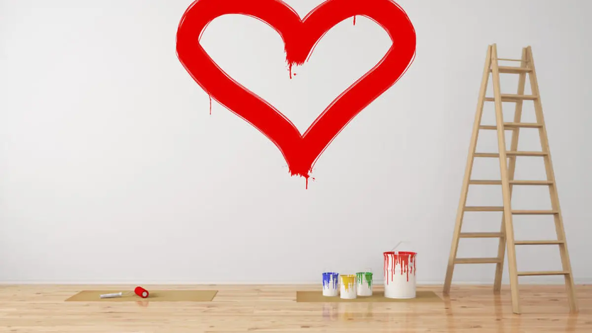 Rotes Herz an eine Wand gemalt als Symbol fÃ¼r Liebe