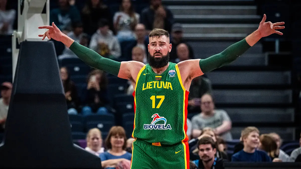Der litauische Basketball-Nationalspieler Jonas Valanciunas breitet die Arme aus