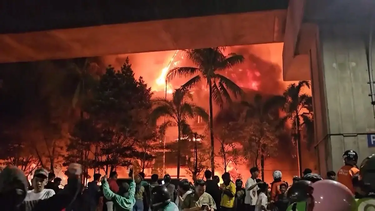 Mehrere Tote und Flammeninferno! Proteste in Indonesien eskalieren Zehntausende auf den Straßen