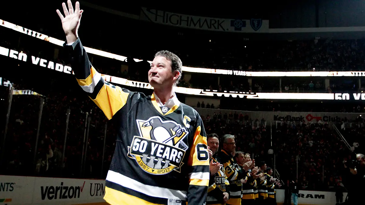NHL, Eishockey Herren, USA Detroit Red Wings at Pittsburgh Penguins, Dec 3, 2016 Pittsburgh, PA, USA Pittsburgh Penguins owner and former center Mario Lemieux 66 waves to the crowd as the Penguins celebrate the 1991-92 Stanley Cup Championship team before playing the Detroit Red Wings at the PPG PAINTS Arena. Mandatory Credit: Charles LeClaire-USA TODAY Sports, 03.12.2016 19:06:51, 9721348, Detroit Red Wings, Pittsburgh Penguins, NHL, Mario Lemieux PUBLICATIONxINxGERxSUIxAUTxONLY Copyright: xCharlesxLeClairex 9721348