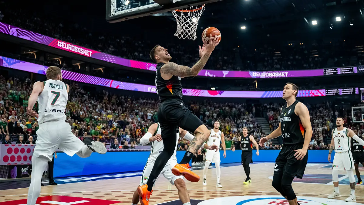 Der deutsche Basketball-Nationalspieler Daniel Theis unter dem Korb in Aktion