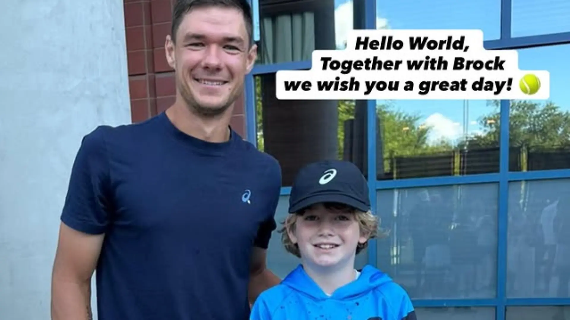 Kamil Majchrzak steht bei den US-Open neben einem Jungen namens Brock, daneben steht: „Hello world, together with Brock we wish you a great day.”
