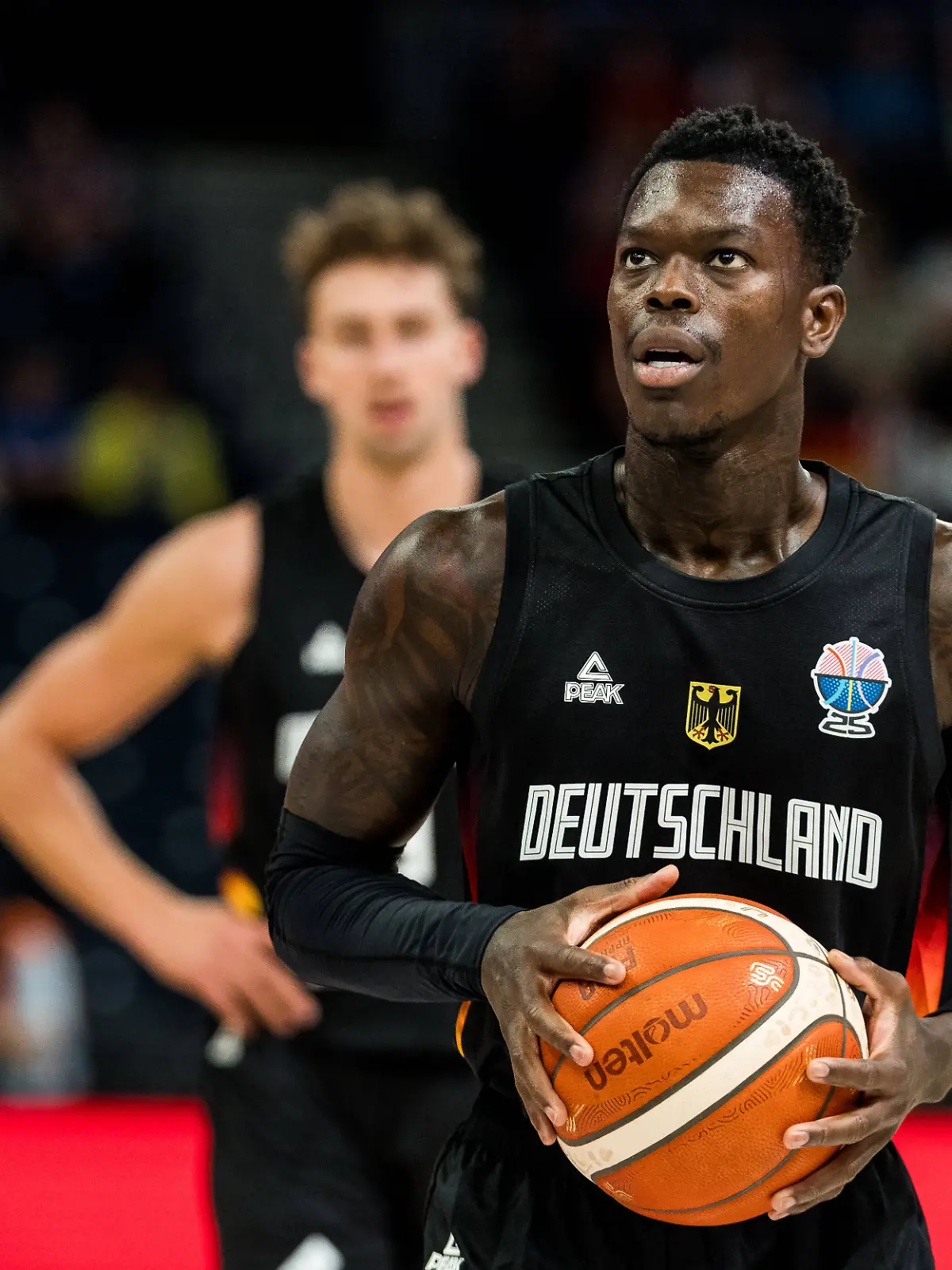 Dennis Schröder steht bei der Basketball-EM an der Freiwurflinie und schaut konzentriert
