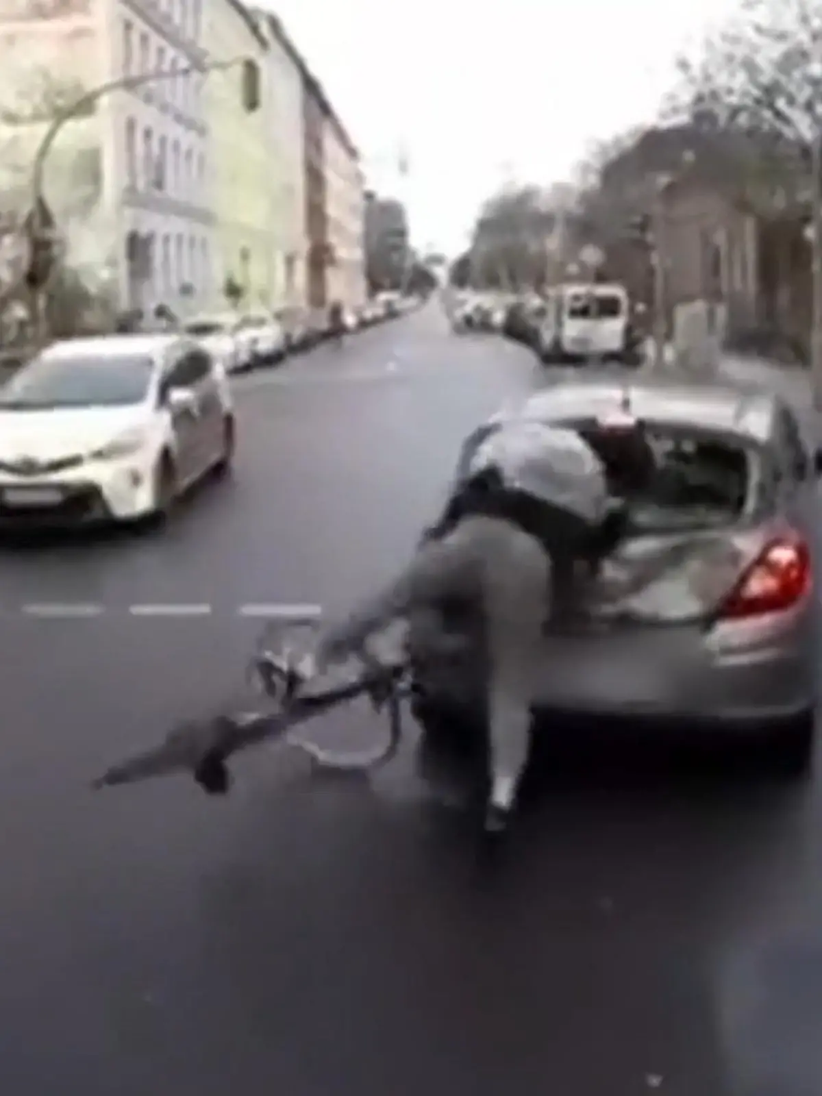 Diese Aufnahmen erhitzen die Gemüter. Bei Twitter ist derzeit ein Video zu sehen, das einen Auffahrunfall zeigt. Ein Radfahrer kracht in das Heck eines Autos und zertrümmert dabei seine Scheibe. Kurz darauf entbrannte eine heiße Diskussion auf der Plattform: Wer hat Schuld? Der Autofahrer oder der Radler? Tatsächlich ist die Lage nicht so eindeutig, wie sie scheint. Jurist Arndt Kempgens klärt auf.
