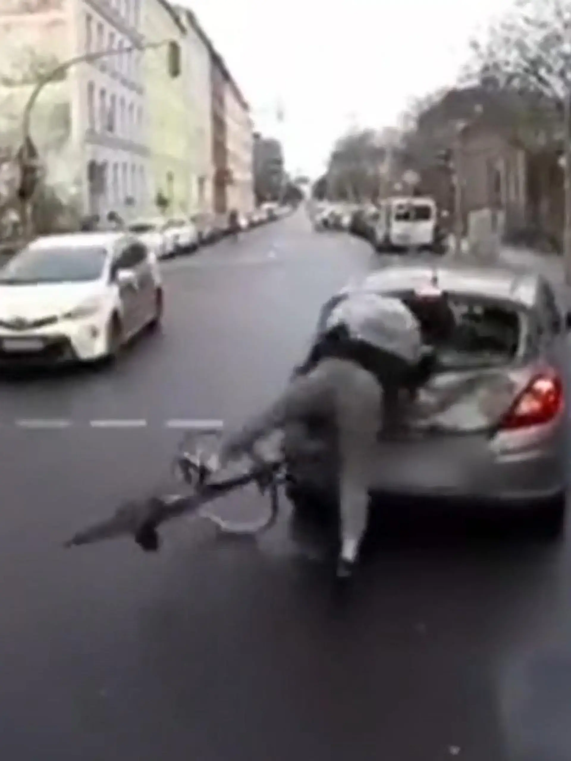 Diese Aufnahmen erhitzen die Gemüter. Bei Twitter ist derzeit ein Video zu sehen, das einen Auffahrunfall zeigt. Ein Radfahrer kracht in das Heck eines Autos und zertrümmert dabei seine Scheibe. Kurz darauf entbrannte eine heiße Diskussion auf der Plattform: Wer hat Schuld? Der Autofahrer oder der Radler? Tatsächlich ist die Lage nicht so eindeutig, wie sie scheint. Jurist Arndt Kempgens klärt auf.