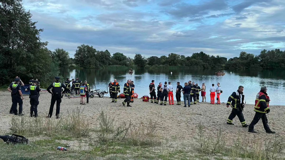 Am See Hinterm Horn in Allermöhe wird ein Schwimmer vermisst.