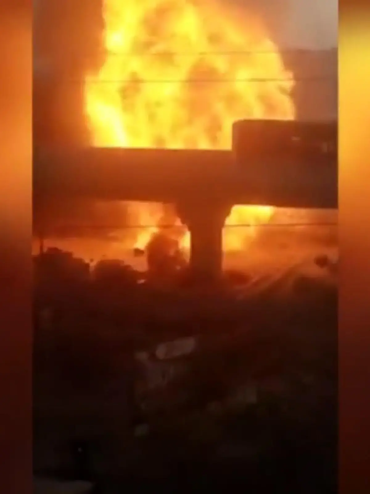 Nur knapp sind die Passagiere eines Linienbusses einer Katastrophe entgangen. Wenige Augenblicke nachdem der Bus an der Rauchwolke vorbeigefahren ist, kam es zu einer meterhohen Explosion.