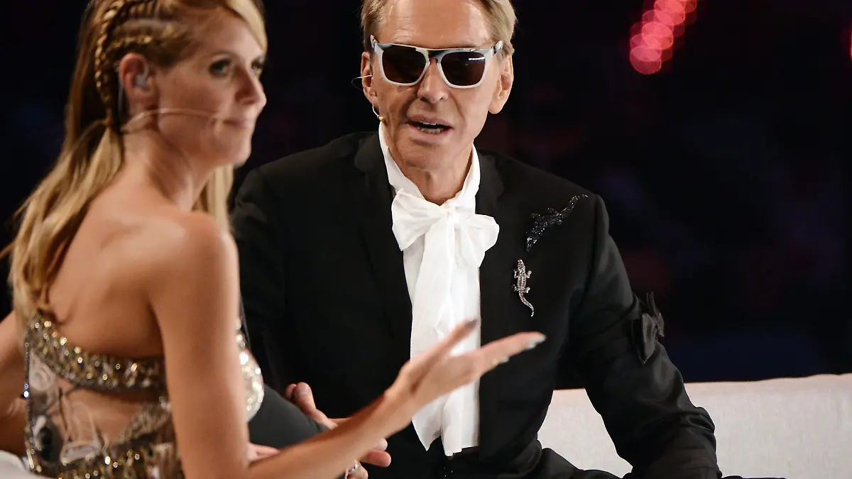 Die Juroren Heidi Klum (l) und Wolfgang Joop (r) sitzen am 08.05.2014 in Köln (Nordrhein-Westfalen) beim Finale der Fernsehshow "Germany's next Topmodel" (GNTM) auf der Bühne. Foto: Henning Kaiser/dpa