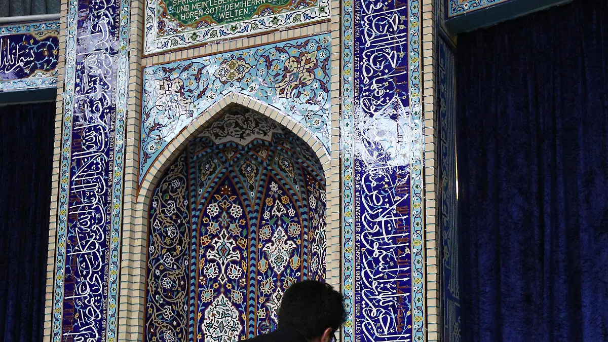 Ein Mann betet am 10.01.2015 in der Imam Ali Moschee im Islamischen Zentrum in Hamburg während einer Konferenz der SCHURA, Rat der Islamischen Gemeinschaften Hamburg, zum Thema «Extremismus als islamische und gesellschaftliche Herausforderung». Foto: Christian Charisius/dpa +++(c) dpa - Bildfunk+++
