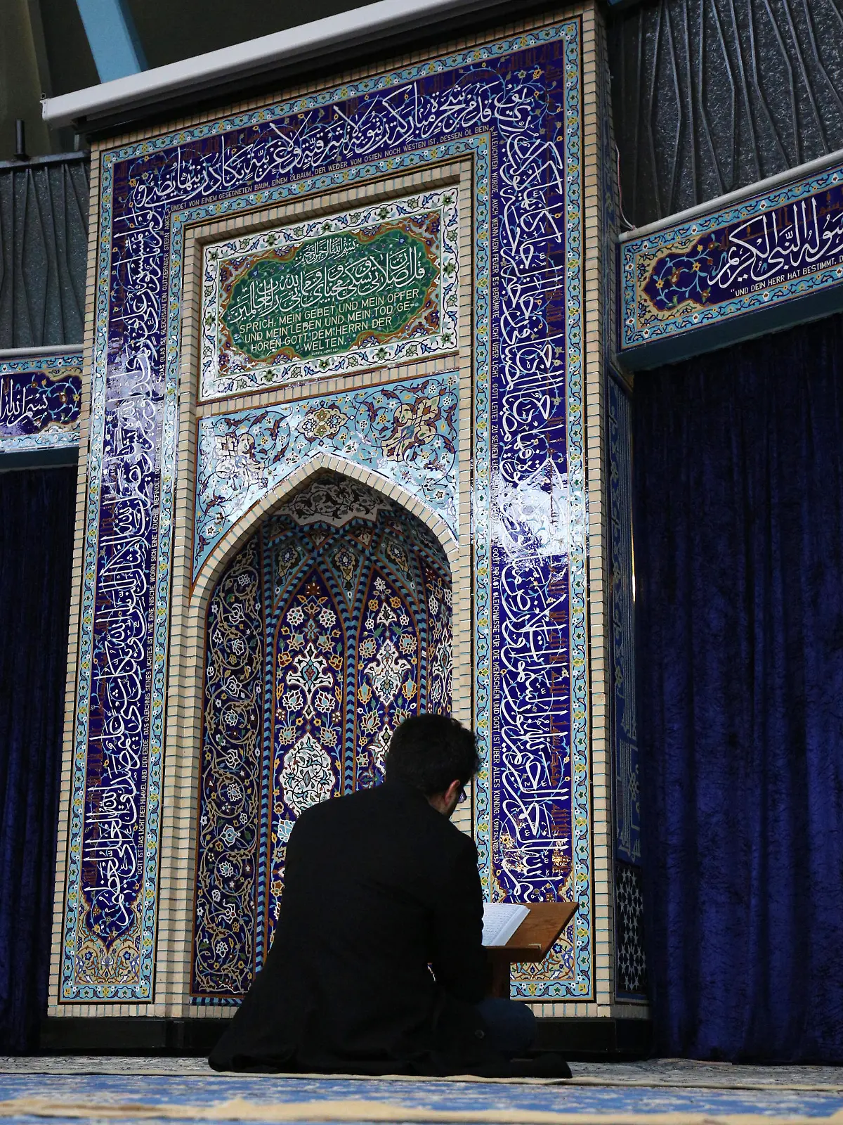 Ein Mann betet am 10.01.2015 in der Imam Ali Moschee im Islamischen Zentrum in Hamburg während einer Konferenz der SCHURA, Rat der Islamischen Gemeinschaften Hamburg, zum Thema «Extremismus als islamische und gesellschaftliche Herausforderung». Foto: Christian Charisius/dpa +++(c) dpa - Bildfunk+++