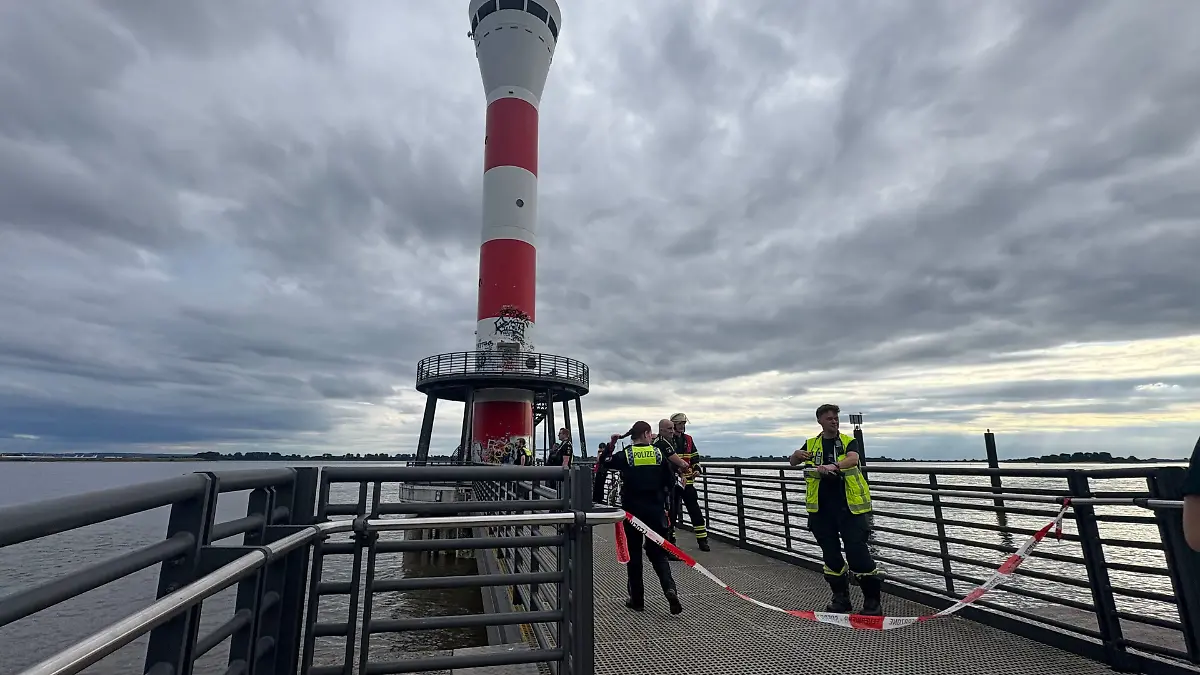 Rund 50 Einsatzkräfte suchen in Blankenese nach dem vermissten Schwimmer.