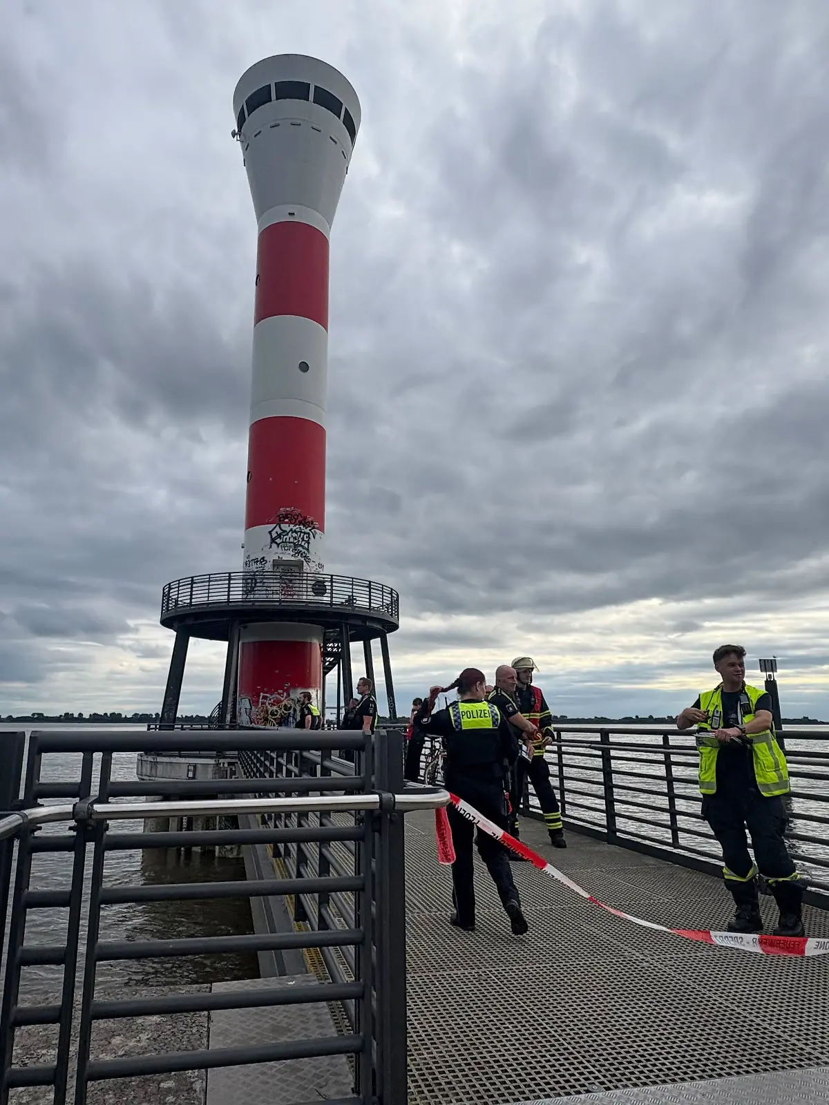 Rund 50 Einsatzkräfte suchen in Blankenese nach dem vermissten Schwimmer.