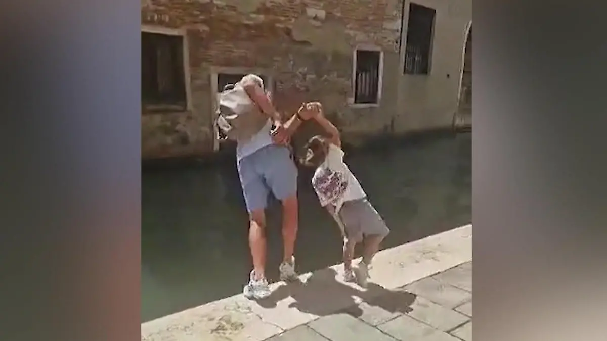 Wer landet gleich im Kanal? Vater spielt mit Sohn – einer wird nass! Feuchter Abgang in Venedig