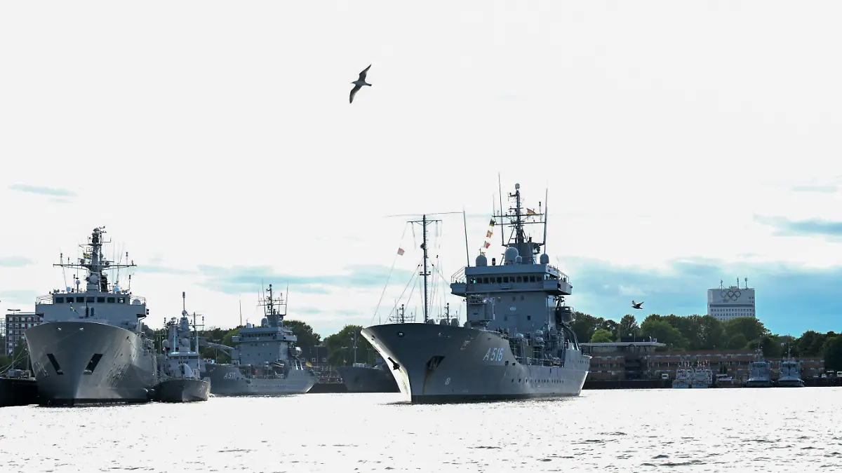Das Versorgungsschiff „Donau“ der deutschen Marine verlässt den Marinestützpunkt Kiel-Wik während des multinationalen Marinemanövers Northern Coasts.