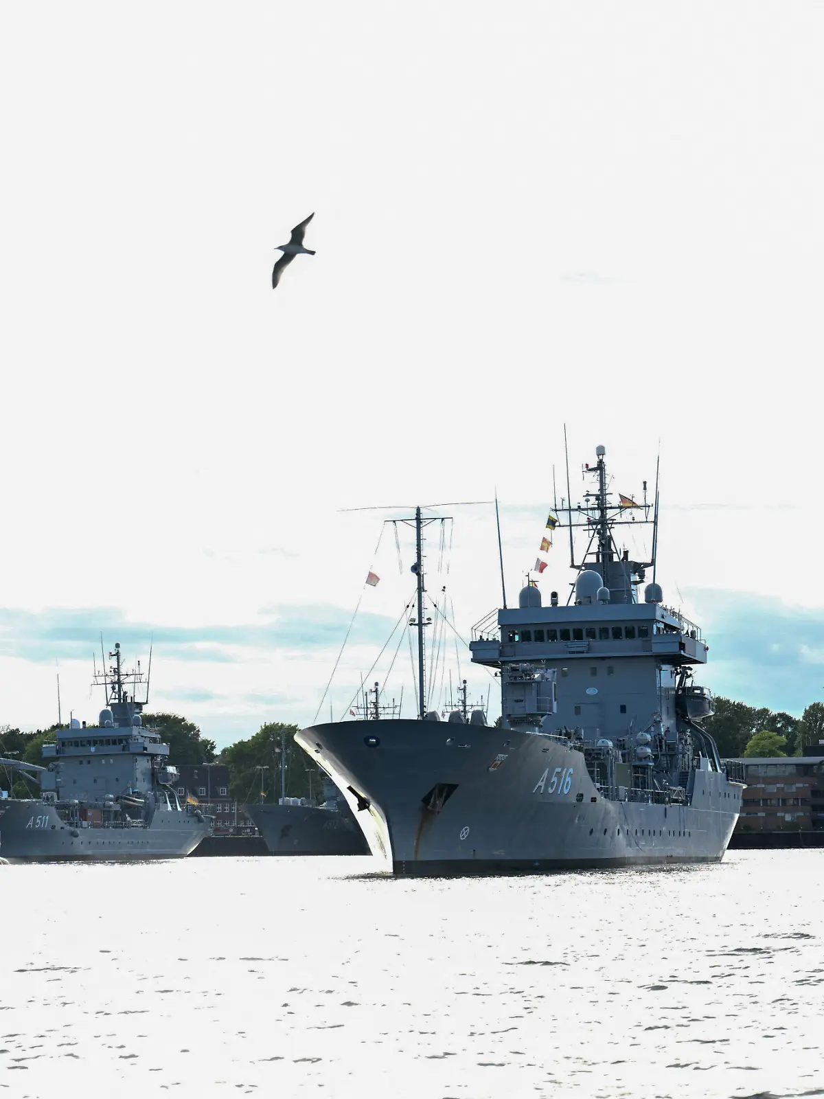 Das Versorgungsschiff „Donau“ der deutschen Marine verlässt den Marinestützpunkt Kiel-Wik während des multinationalen Marinemanövers Northern Coasts.