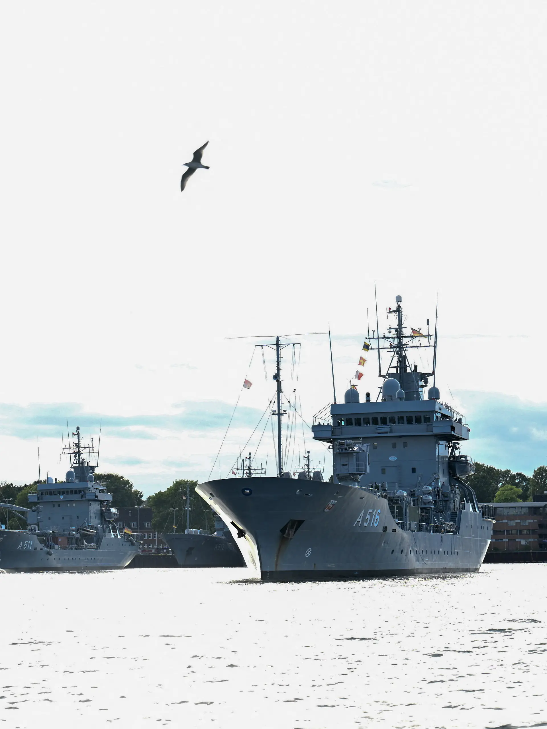 Das Versorgungsschiff „Donau“ der deutschen Marine verlässt den Marinestützpunkt Kiel-Wik während des multinationalen Marinemanövers Northern Coasts.