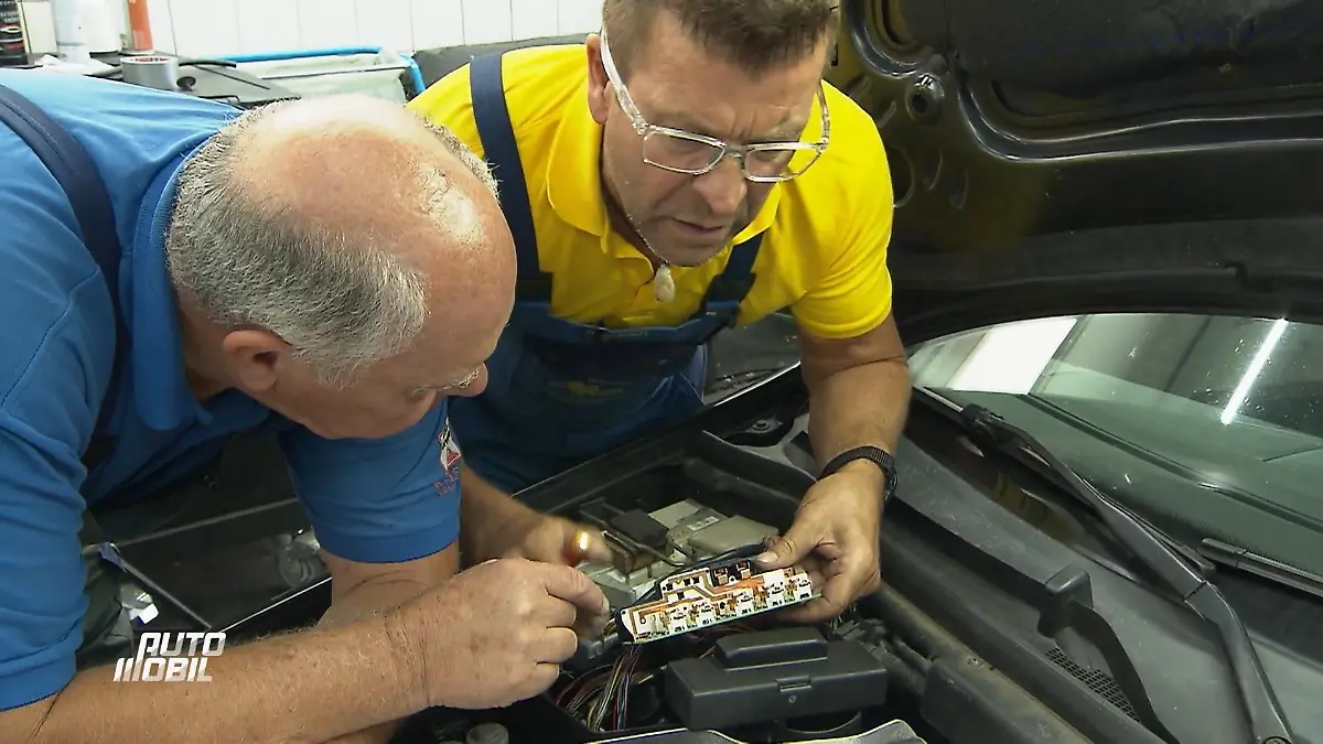 Kabelcheck beim rätselhaften Mercedes Zurück in die Werkstatt