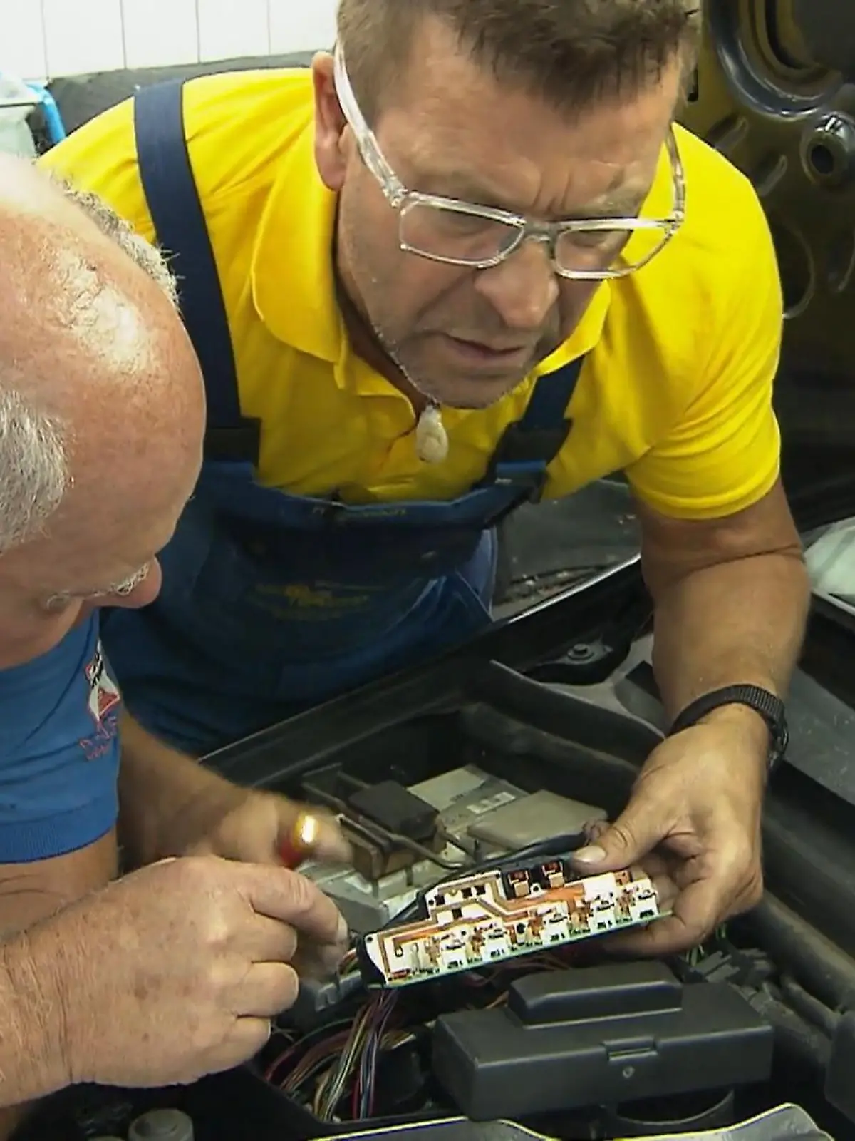 Bild zu: "Kabelcheck beim rätselhaften Mercedes"
