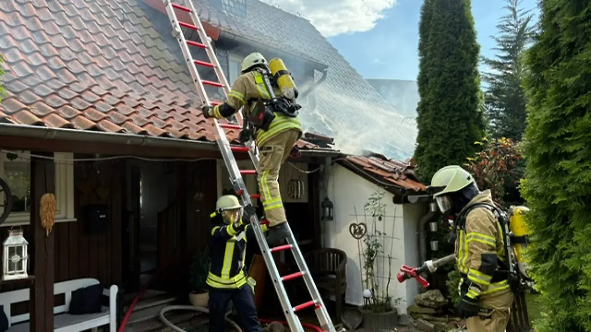 Bei dem Löscheinsatz dieses Wohnhauses stirbt der 25-Jährige.