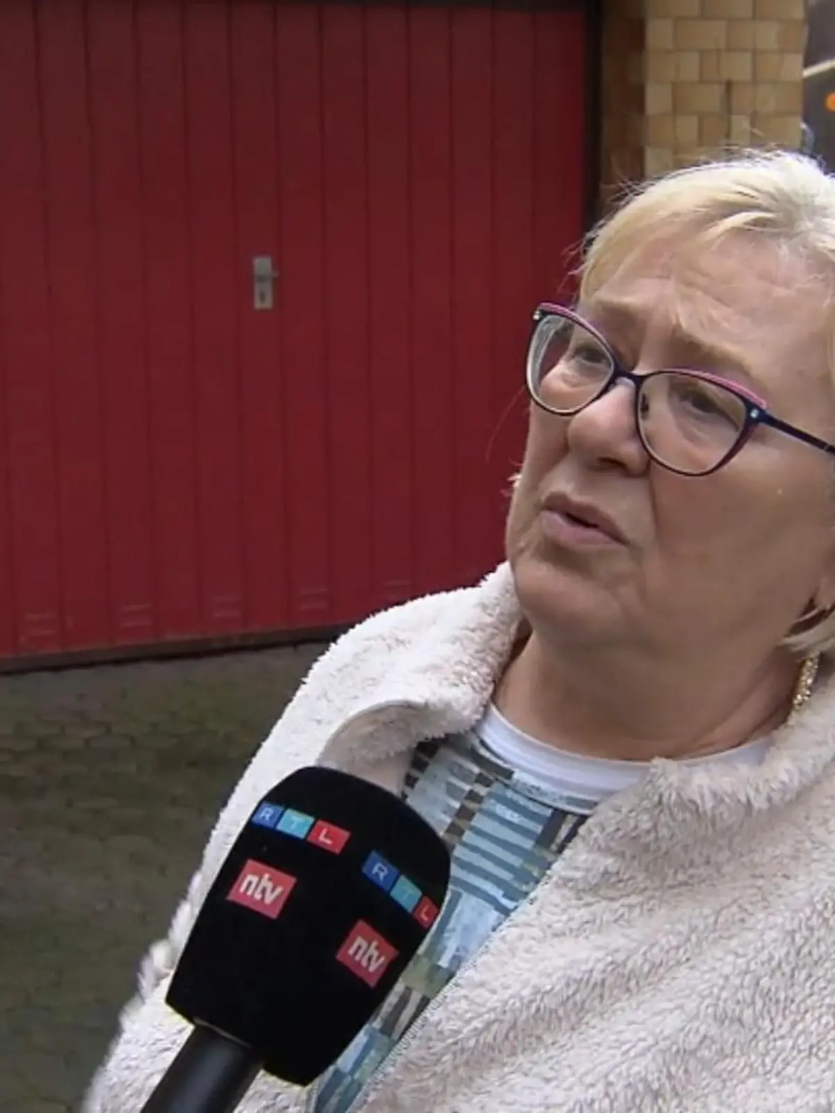 So langsam liegen die Nerven bei Erika Kronenberger und Claus Orlamünder die Nerven wirklich blank. Seit Jahren kämpfen sie gegen die Rattenplage auf dem anliegenden Grundstück von Ratten-Freund und Nachbar Hans Helmut Reiter. Wir haben das Ehepaar erneut besucht, um zu sehen, ob sich im Umfeld des Rattenhauses etwas getan hat – im Video.