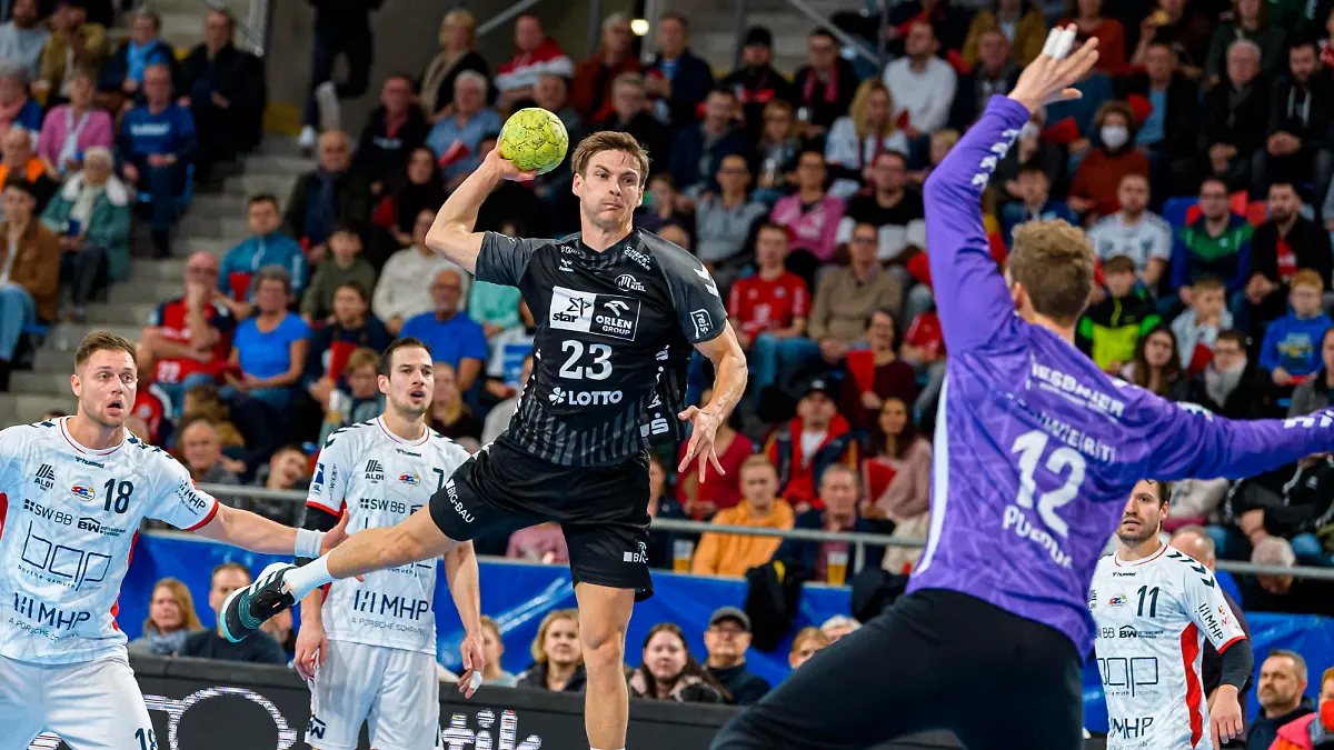 Bietigheim, 22. Dezember 2022: DHB Pokal Achtelfinale - 22/23 - SG BBM Bietigheim vs. THW Kiel Rune Dahmke THW Kiel, Torhueter Konstantin Poltrum SG BBM Bietigheim Bietigheim-Bissingen Egetrans Arena Baden-Württemberg Deutschland *** Bietigheim, 22 December 2022 DHB Cup Round of 16 22 23 SG BBM Bietigheim vs THW Kiel Rune Dahmke THW Kiel , Goalkeeper Konstantin Poltrum SG BBM Bietigheim Bietigheim Bissingen Egetrans Arena Baden Württemberg Germany
