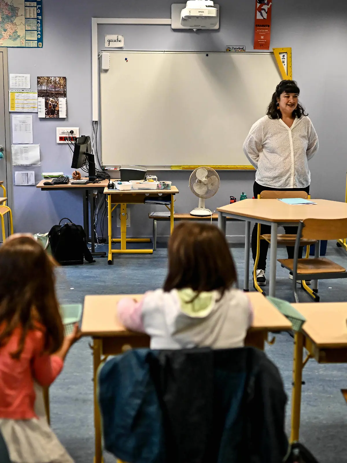 Eine Lehrerin steht vor einer Klasse