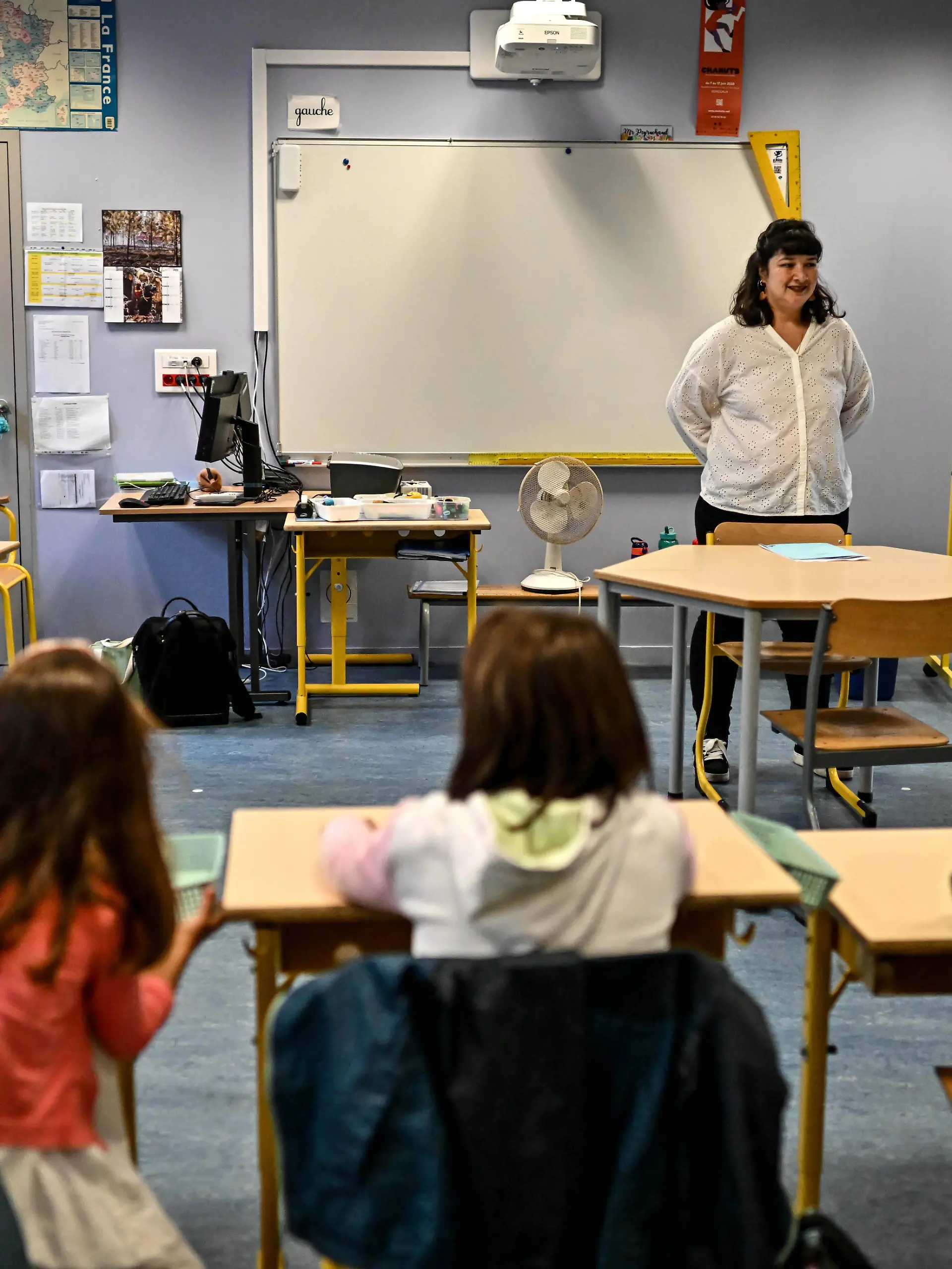Eine Lehrerin steht vor einer Klasse