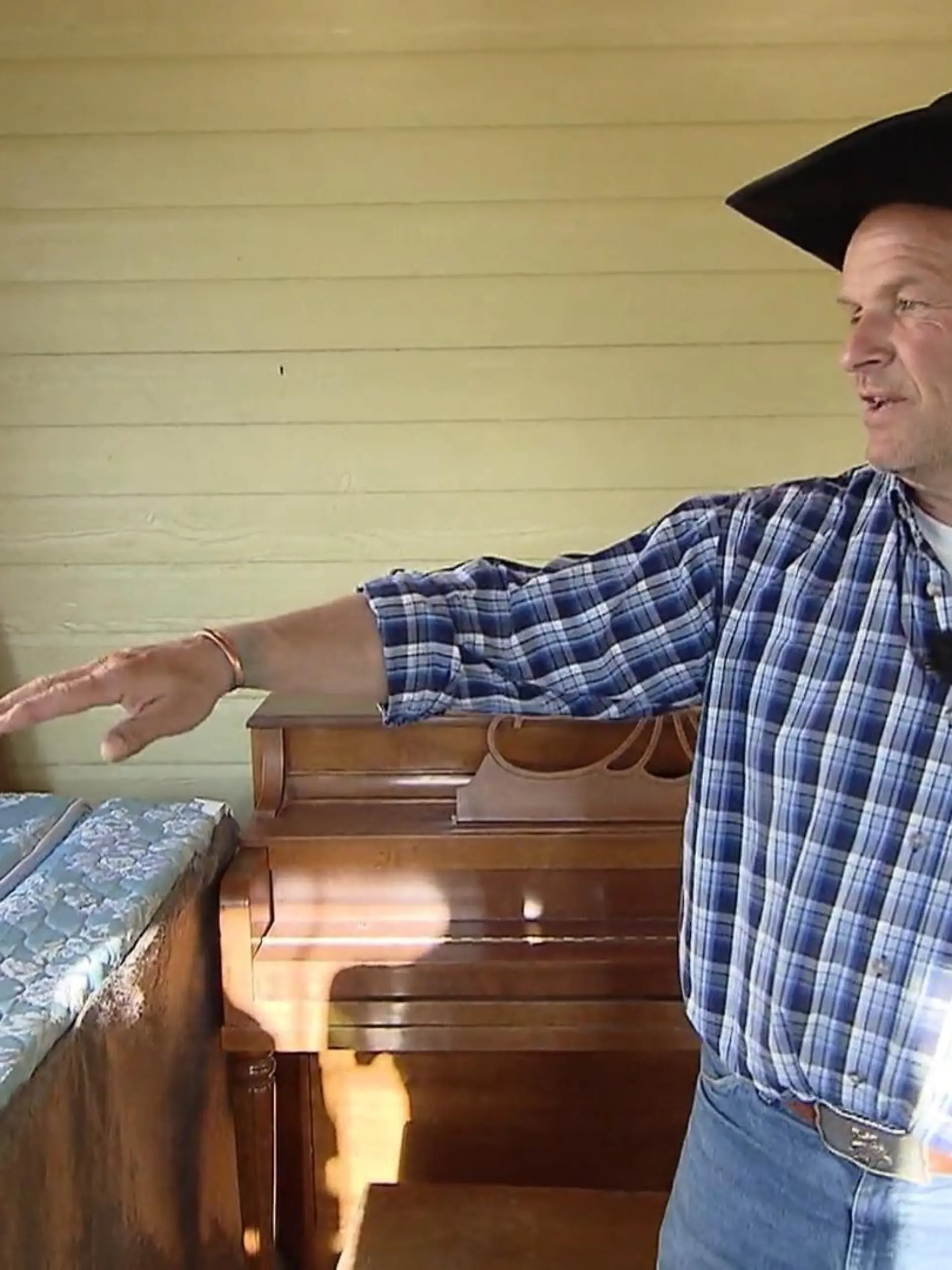 Bild zu: "Thomas renoviert die neue Ranch"