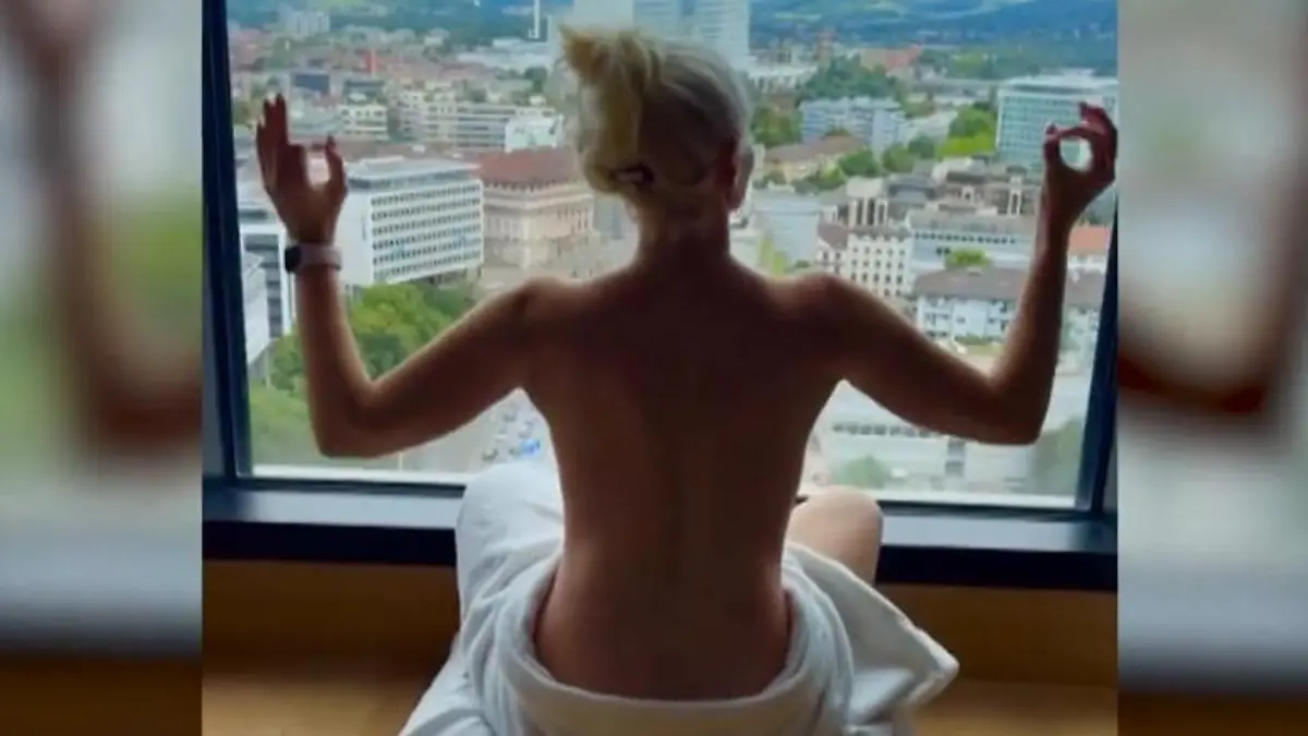 Nackter Gruß am Fenster! Daniela Katzenberger genießt ihr Yoga oben ohne Sexy Video auf Instagram