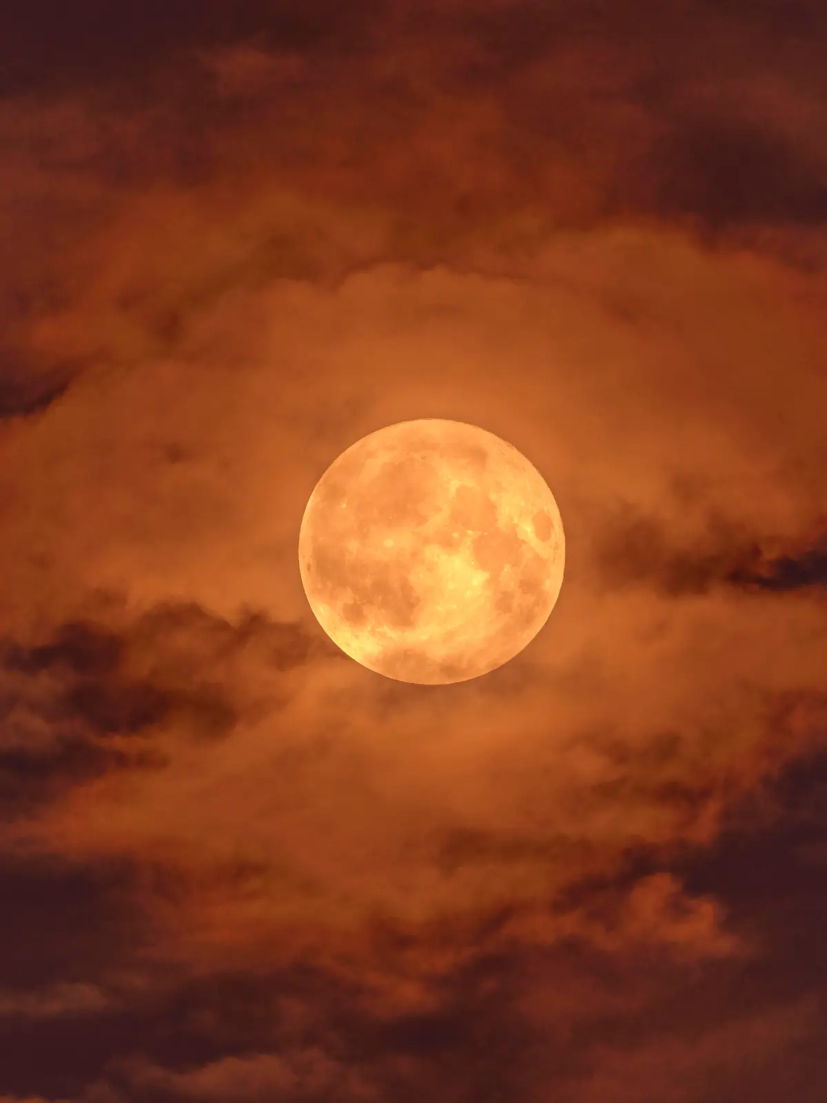 In der Nacht vom 7. auf den 8. September geht der Vollmond mit einer totalen Mondfinsternis einher, die ihn blutrot färbt. (Archivbild)